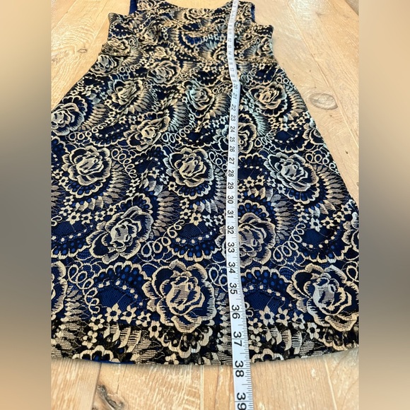 Embellished Brocade Sleeveless Sheath Dress. Blue and gold - satin lined. Size 6 - Picture 9 of 11